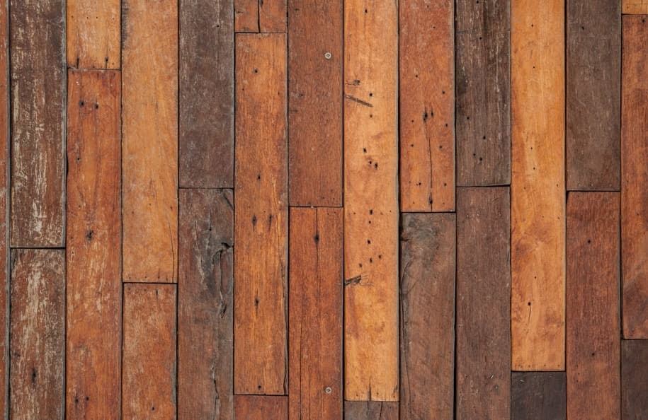 Parquet massif ou contrecollé : Lequel choisir pour votre salon ?