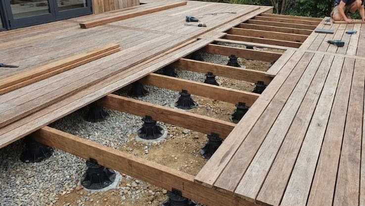 Terrasse bois sur plots : Guide de pose étape par étape