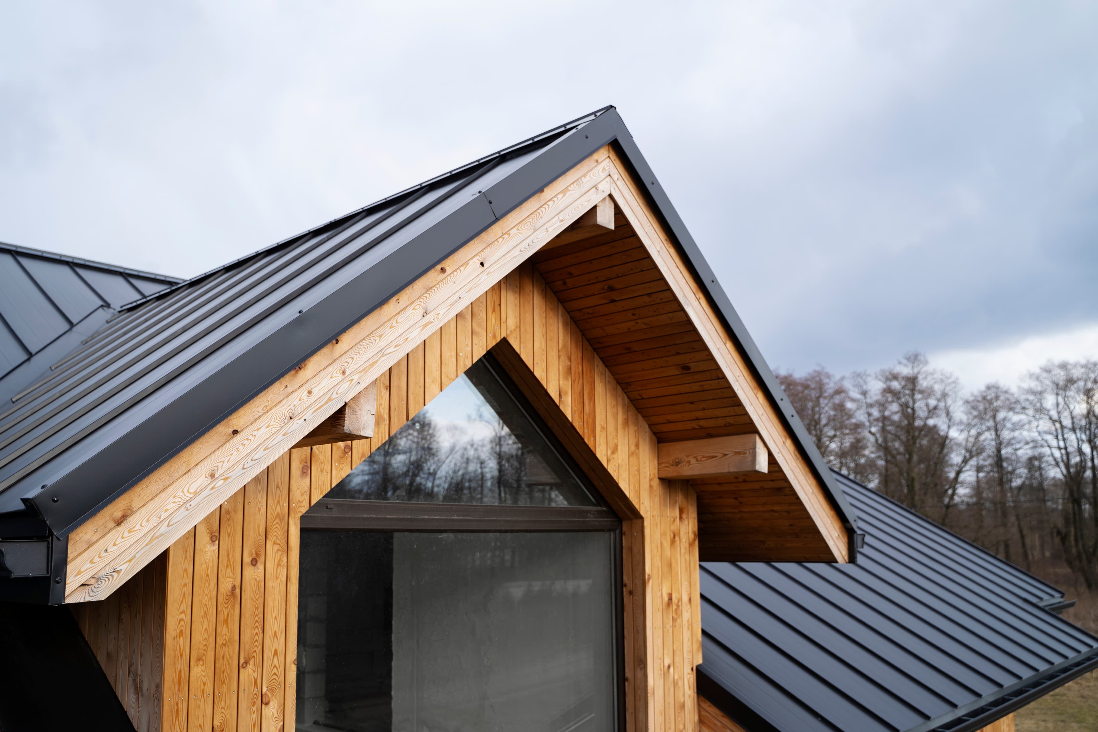 Détail de charpente bois avec couverture métallique — calcul de pente de toit