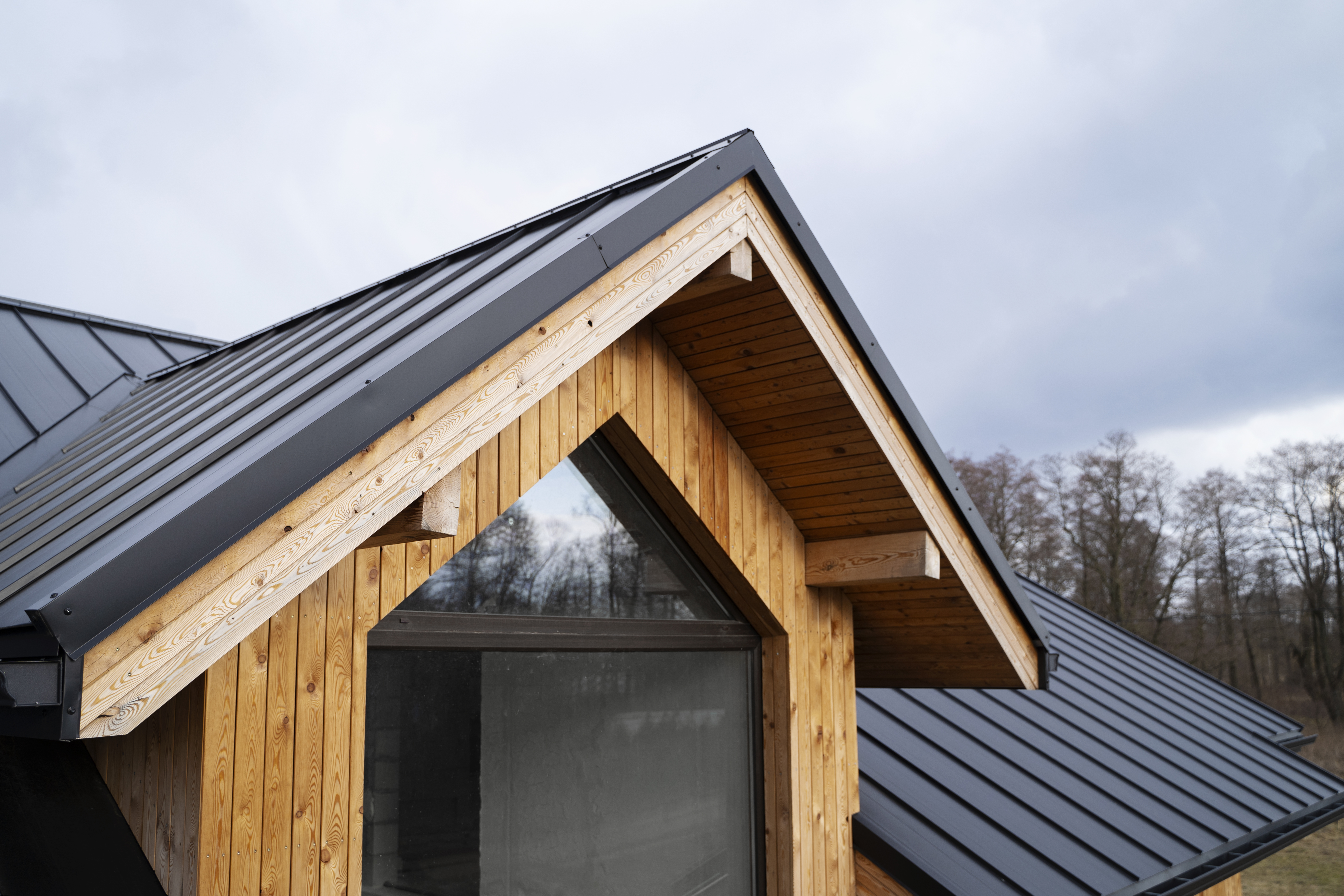 Détail de charpente bois avec couverture métallique — calcul de pente de toit